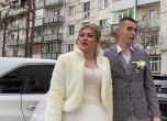 Сватба с ракета във входа. Аня и Дмитро се ожениха на сутринта след обстрела на блока им в Клугино-Башкиривка