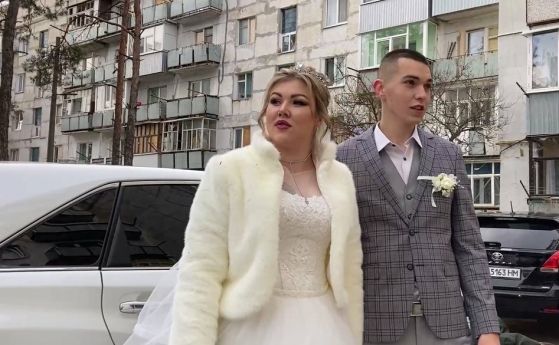 Сватба с ракета във входа. Аня и Дмитро се ожениха на сутринта след обстрела на блока им в Клугино-Башкиривка