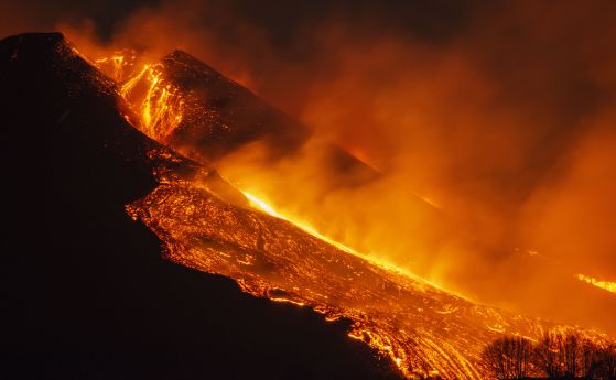 Вулканът Семеру изригна и покри 6 села с пепел, 2000 са евакуирани