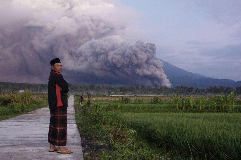 Най-високият вулкан на най-гъсто населения остров в Индонезия изригна за