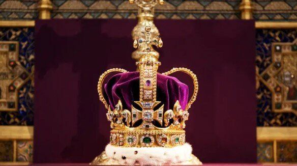 Историческата корона на св. Едуард, която се използва при церемониите