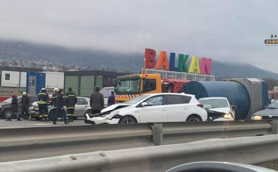 Верижна катастрофа между 10 коли и два ТИР-а на Околовръстното в София (обновена)
