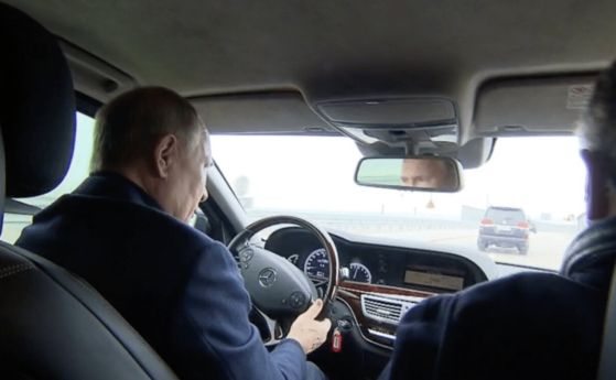 Смело сърце: Путин подкара мерцедес по ремонтирания Кримски мост
