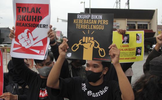 Активисти държат плакати по време на митинг срещу новия наказателен закон на Индонезия, който забранява извънбрачния секс.