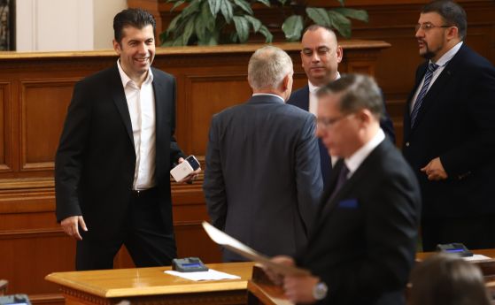 Кирил Петков и част от парламентарната група на ПП в пленарната зала