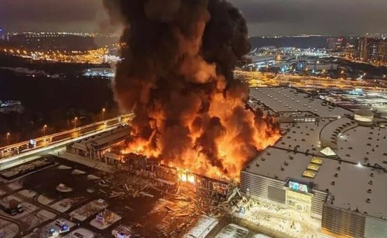Взрив и пожар в търговския център Мега Химки в Москва, изпращат авиация да гаси