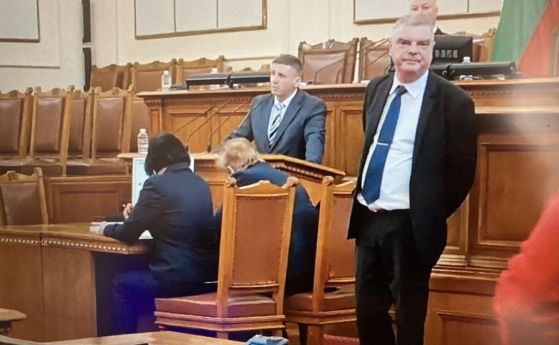Хаос в парламента: Депутатите от БСП излъчват незаконно закритото заседание за Украйна