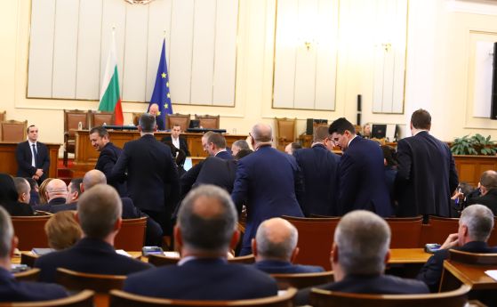 Парламентът разреши изпращането на военна помощ на Украйна, Божанков се опълчи на Нинова