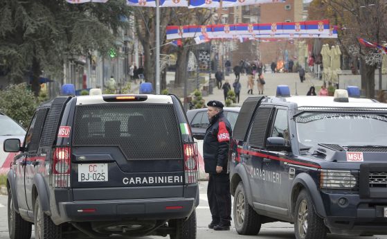 Италиански карабинери, част от мироопазващата мисия KFOR в Косово, охраняват главния мост в етнически разделения град Северна Митровица в петък, 9 декември 2022 г. В петък косовските правоохранителни органи съобщиха, че един служител е бил ранен от въоръж