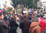 Протест срещу застрояването на парка 'Отдих и култура' в Пловдив. Стотици чакаха на опашка за подписка
