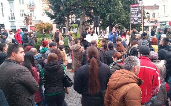 Протест срещу застрояването на парка 'Отдих и култура' в Пловдив. Стотици чакаха на опашка за подписка