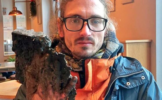 Активист на Letzte Generation се залепи за асфалта в Майнц, освобождават го машина за рязане на асфалт