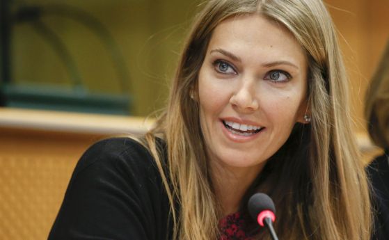 Коя е Ева Кайли - красавицата, обвинена за корупция в Европарламента