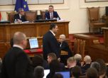 Делян Пеевски в пленарна зала, за да подкрепи ГЕРБ