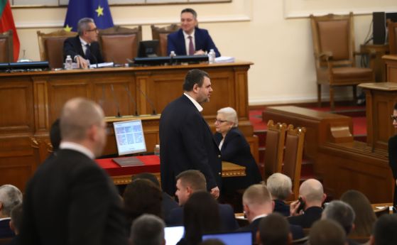 Делян Пеевски в пленарна зала, за да подкрепи ГЕРБ
