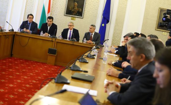 Преговорите за кабинет 'Денков': 4 партии ще работят по декларация, подводният камък е ИК