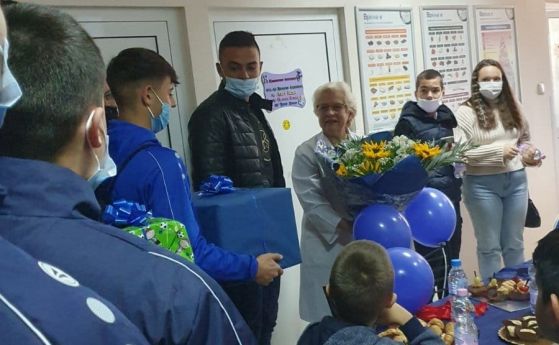 Родители на деца с диабет протестират срещу освобождаването на лекар от Педиатрията