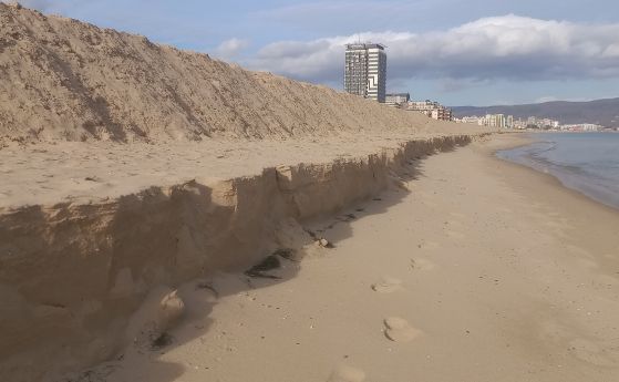 От вас: И след забраната диги опасват плажа на Слънчев бряг (снимки)