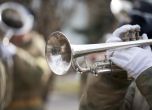 Русия праща музиканти на фронта, за да повдигат унилия боен дух на армията