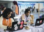 Членове на Независимия висш избирателен орган броят гласовете ден след парламентарните избори в Тунис