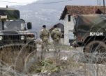 Американски войници, служещи в ръководените от НАТО мироопазващи сили КФОР, охраняват контролно-пропускателен пункт на пътя близо до граничния пункт Ярине в северната част на Косово, на границата между Косово и Сърбия, Косово, неделя, 18 декември 2022 г. 