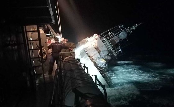 Тайландски военен кораб потъна. Издирват се 31 моряци, 75 са спасени