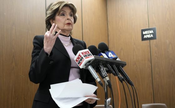 Адвокатката на обвинителите Глория Олред говори пред репортерите, след като Харви Уайнстийн беше признат за виновен в изнасилване по време на съдебен процес в Лос Анджелис, понеделник, 19 декември 2022 г.