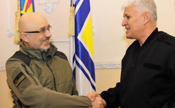 Военният ни министър при Резников в Киев: Хуманитарната ни помощ за Украйна е за 448 милиона