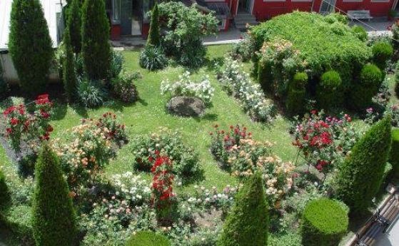 Розариумът в ботаническата градина в София.