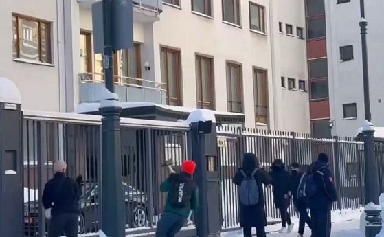 Маскирани атакуваха с каменоделски чукове посолството на Финландия в Москва