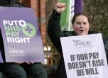 ''Не се напивайте! Не можем да ви извозим!'' Британското правителство се видя в чудо посред стачката на линейките