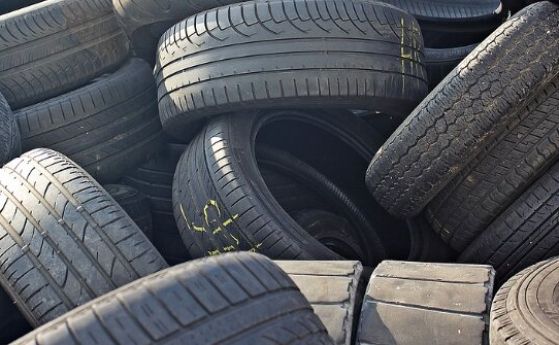 Пиян британец сряза гумите на 56 коли пред блок в Добрич след забележка от съседи