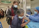 Медицинска сестра поставя ваксина COVID на възрастна жена в обществен здравен център в Нантун, провинция Дзянсу в Източен Китай, 9 декември 2022 г.