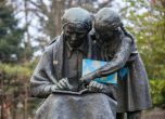 Празнични кутии с книги до 25 статуи в София