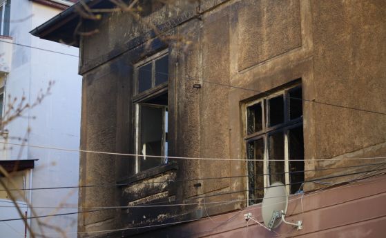 На улица Бачо Киро изгоря цяла къща от възникнал пожар. При инцидента загинаха трима души