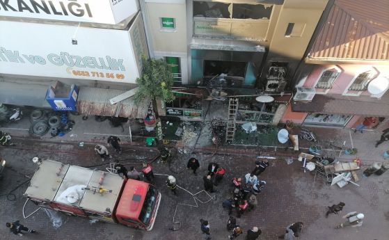 Седем души загинаха при експлозия в ресторант за дюнери в Западна Турция