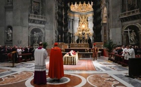 Погребението на папа Бенедикт XVI който се оттегли през 2013