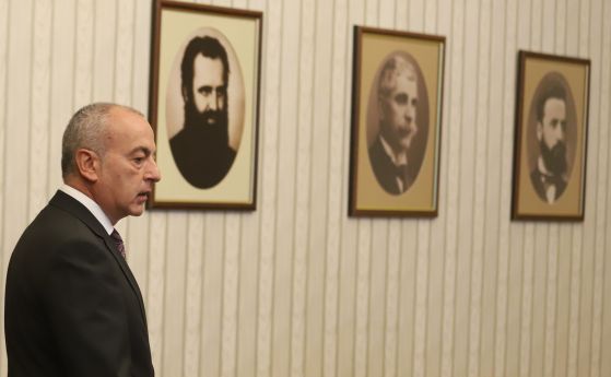 Гълъб Донев не се яви в парламента. Рашидов обяви, че ще му направи скулптура
