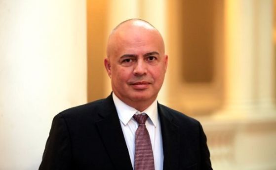Заради горящите локомотиви: Георги Свиленски вика в комисия транспортния министър