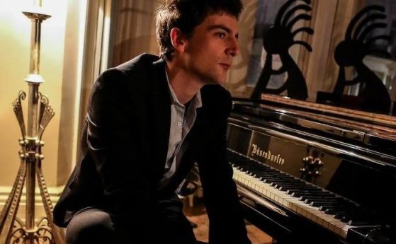 Британският пианист Александър Улман свири в София императорския концерт за