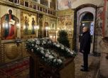 Путин сам в московска църква навръх православната Коледа (снимки)