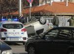 Кола се обърна на злочестия бул. Черни връх в София след удар