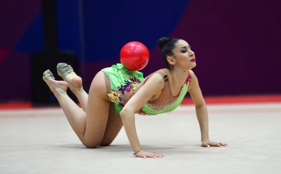 Националните състезателки по художествена гимнастика Стилияна Николова и Ева Брезалиева
