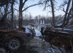 Разрушен мост над река Северски Донец в наскоро превзетото село Богородично, Украйна, събота, 7 януари 2022 г. 