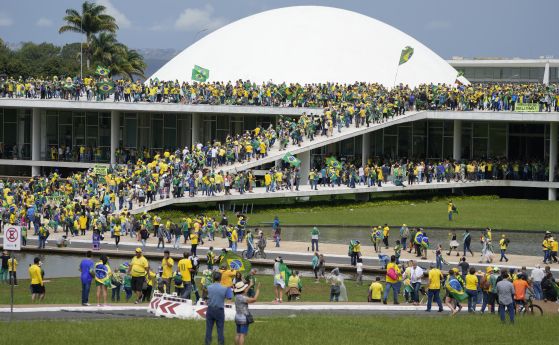 Привърженици на Болсонаро щурмуват бразилския Конгрес
