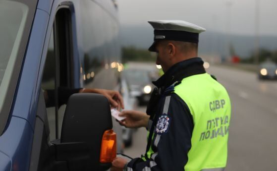 21 мигранти са открити в бус на автомагистрала Тракия, предаде