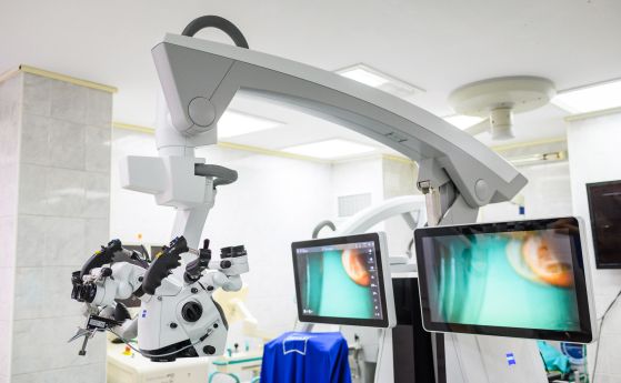 С последно поколение операционен микроскоп с робот разполага клиниката по