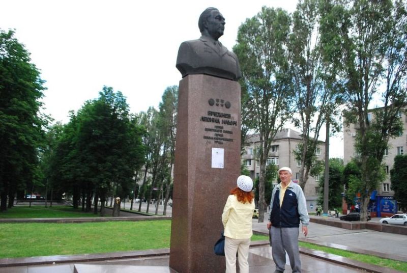 Събарянето на паметника на бившия лидер на Съветския съюз Леонид