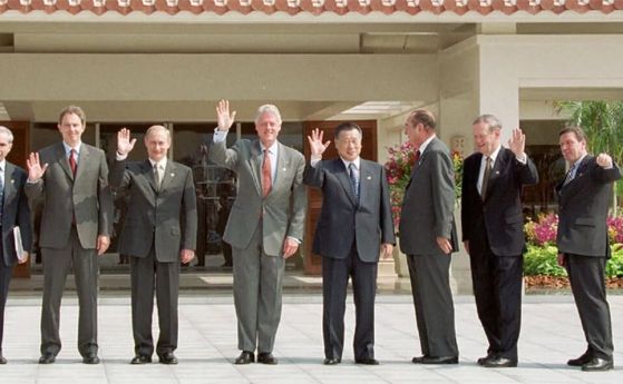 Първата среща на върха на Г 8 през XXI век се
