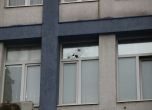 Мъж стреля по полицейско управление в София, ранени са двама полицаи (обновена, галерия)